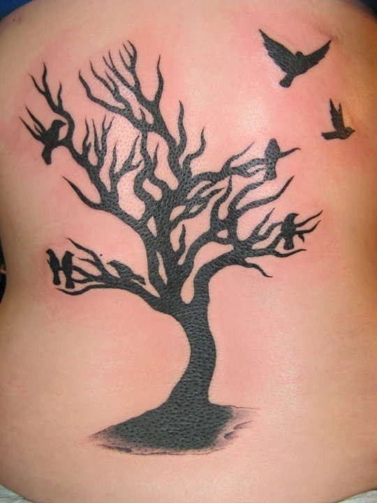 背部黑色的树和鸟类纹身图案