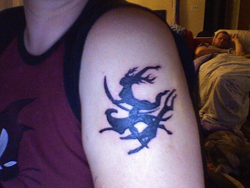 黑色的鹿简约图腾手臂纹身图案