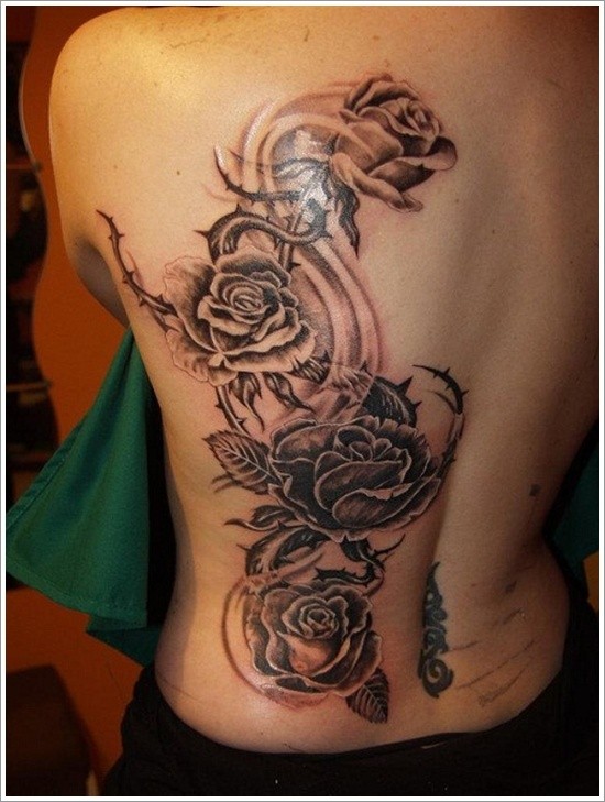 背部华丽的黑白大玫瑰纹身图案