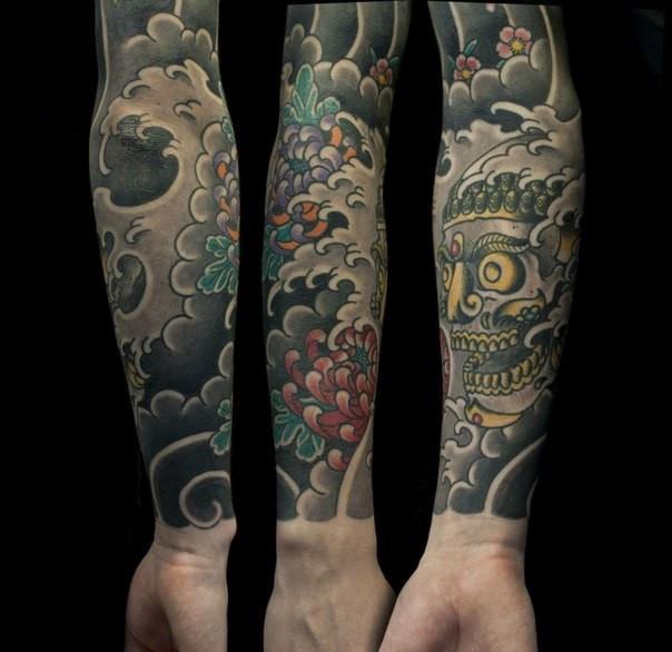 手臂亚洲东方式彩色嘎巴拉与菊花纹身图案