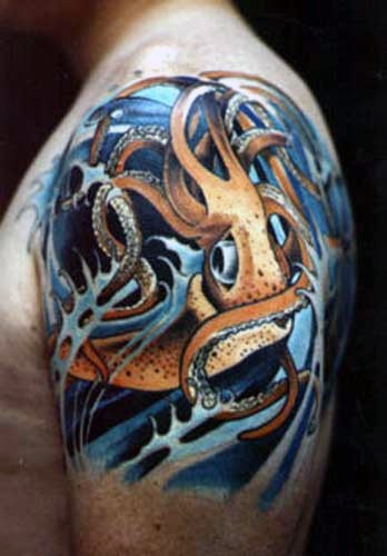 手臂令人难以置信的彩色章鱼和波浪纹身图案