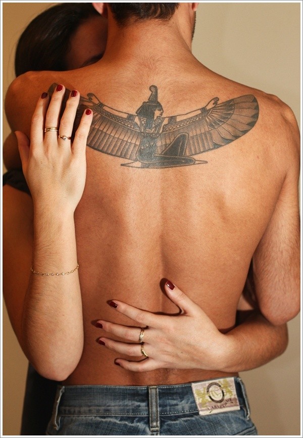背部可爱的神伊希斯翅膀纹身图案