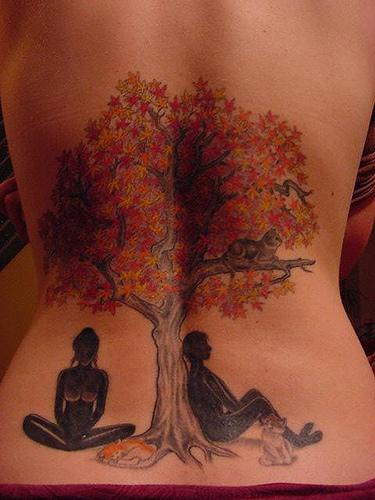 背部彩色秋天的树和两个人像纹身图案