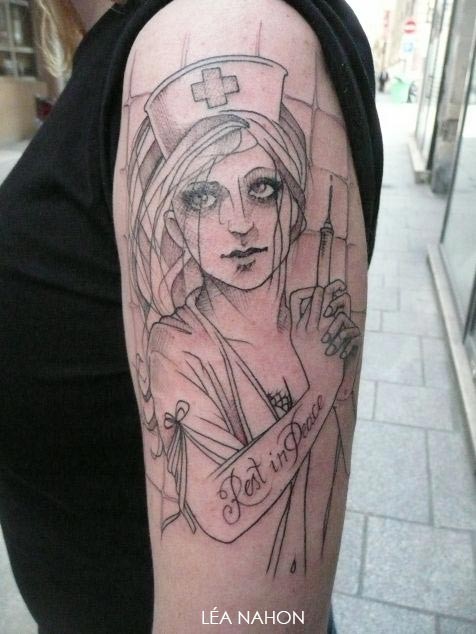 大臂素描风格黑色字母和护士纹身图案