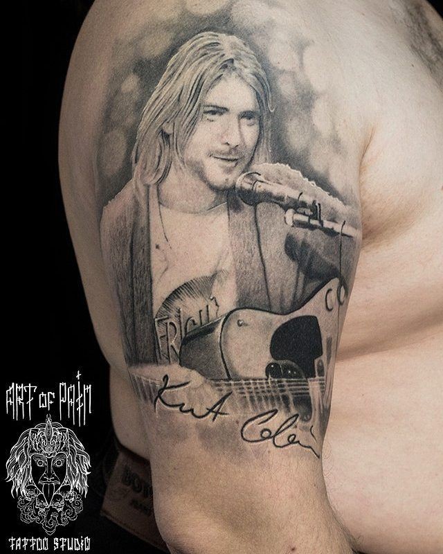大臂肖像风格黑白科特柯本肖像与吉他纹身图案