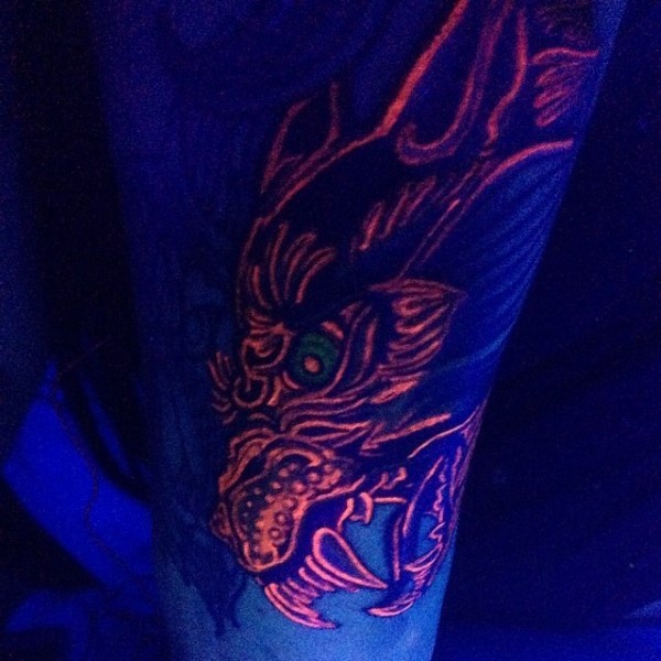 个性的红色荧光邪恶怪物手臂纹身图案