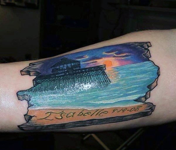 手臂彩色美丽的海洋日落和字母纹身图案