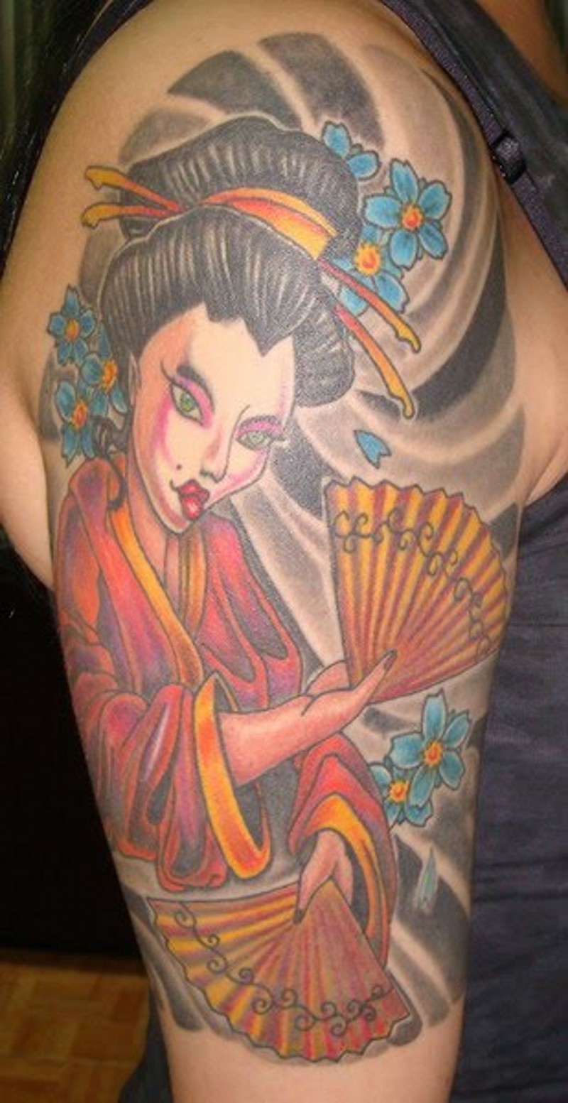 大臂卡通风格的亚洲艺妓花朵和扇子纹身图案