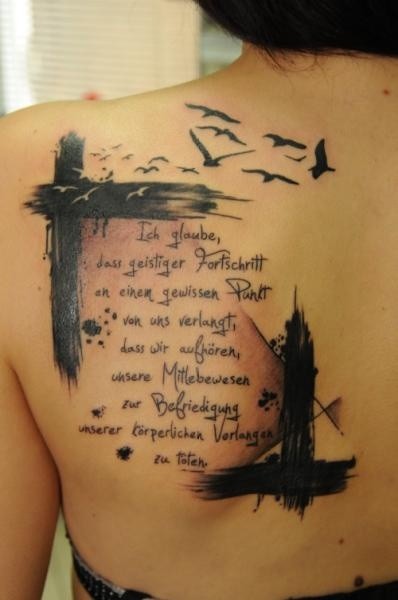 背部黑色的字母与鸟类纹身图案