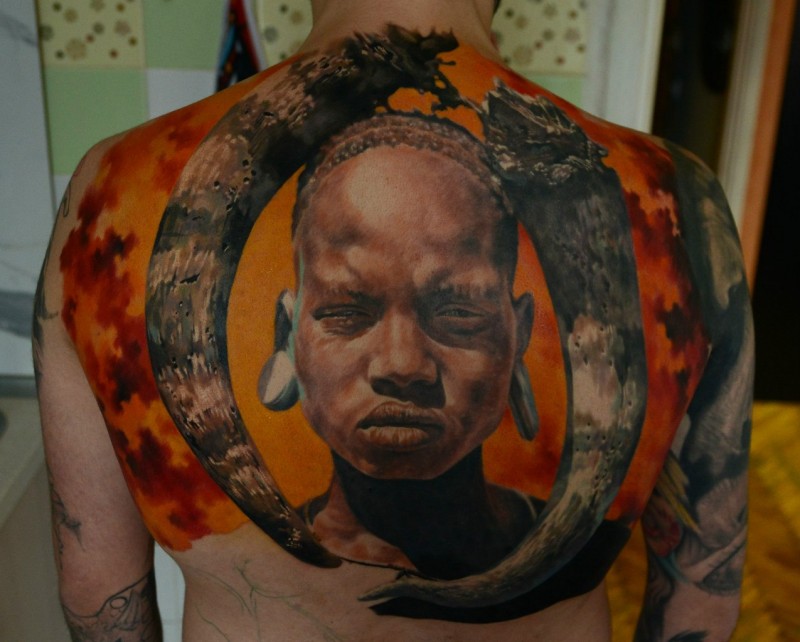 背部写实风格的彩色代部落男子肖像纹身图案