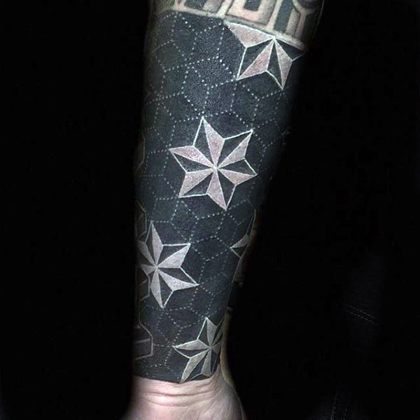 手臂上有趣的黑白几何星形纹身图案