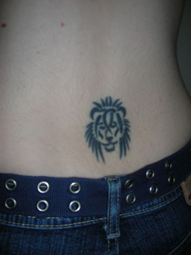 腰部黑色的狮子头纹身图案