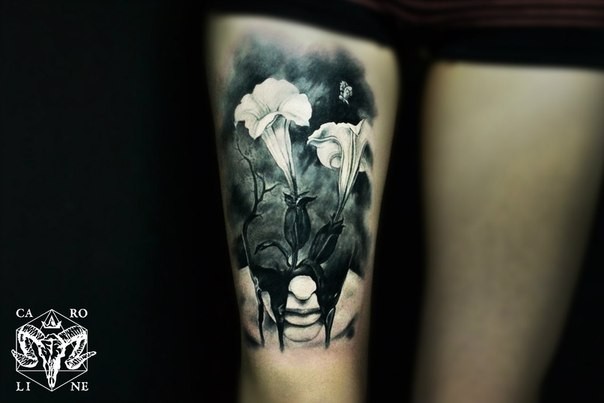 大腿写实风格黑白美丽花朵纹身图案