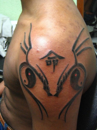 肩部亚洲风格的部落线条阴阳纹身图案