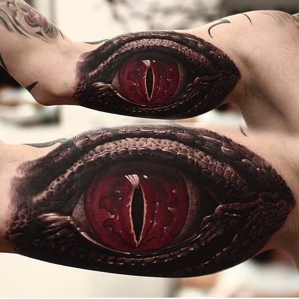 手臂写实可怕的爬行动物红眼睛纹身图案