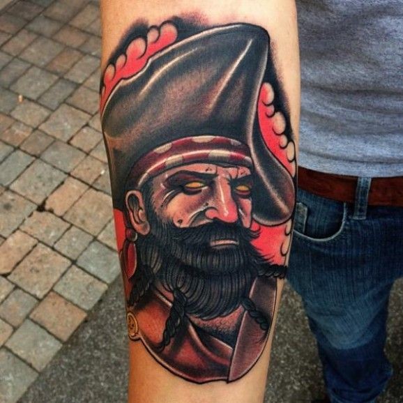 海盗和三角帽彩绘手臂纹身图案