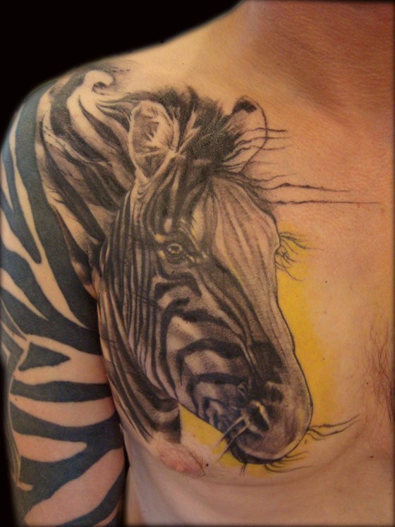 肩部美丽的黑白斑马纹身图案