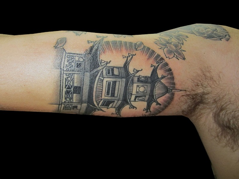大臂美丽的彩绘寺庙纹身图案