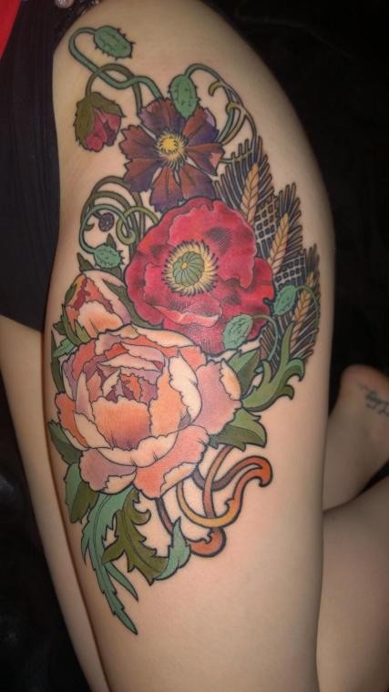 女生大腿漂亮的五彩花朵纹身图案