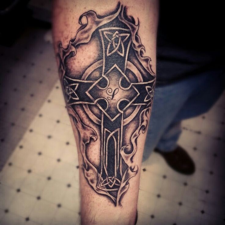 手臂黑色的十字架与字母纹身图案