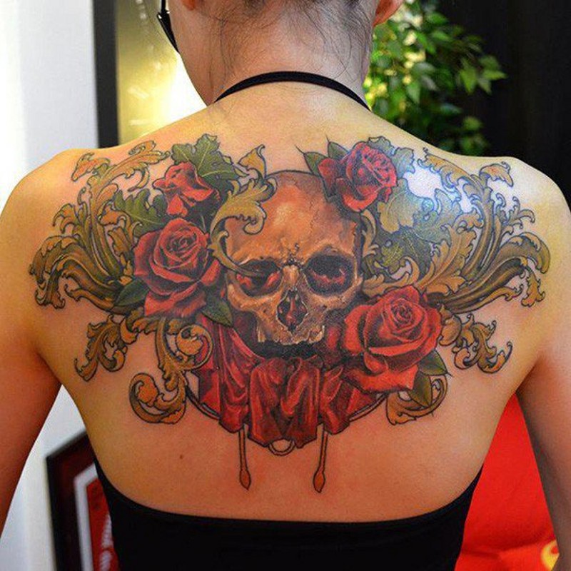 背部美丽的五彩骷髅和鲜花纹身图案