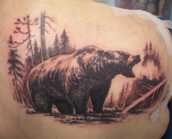 背部大熊在森林里纹身图案