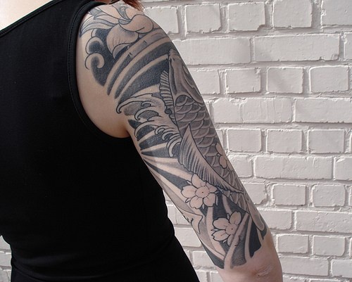 手臂日式的锦鲤黑色纹身图案