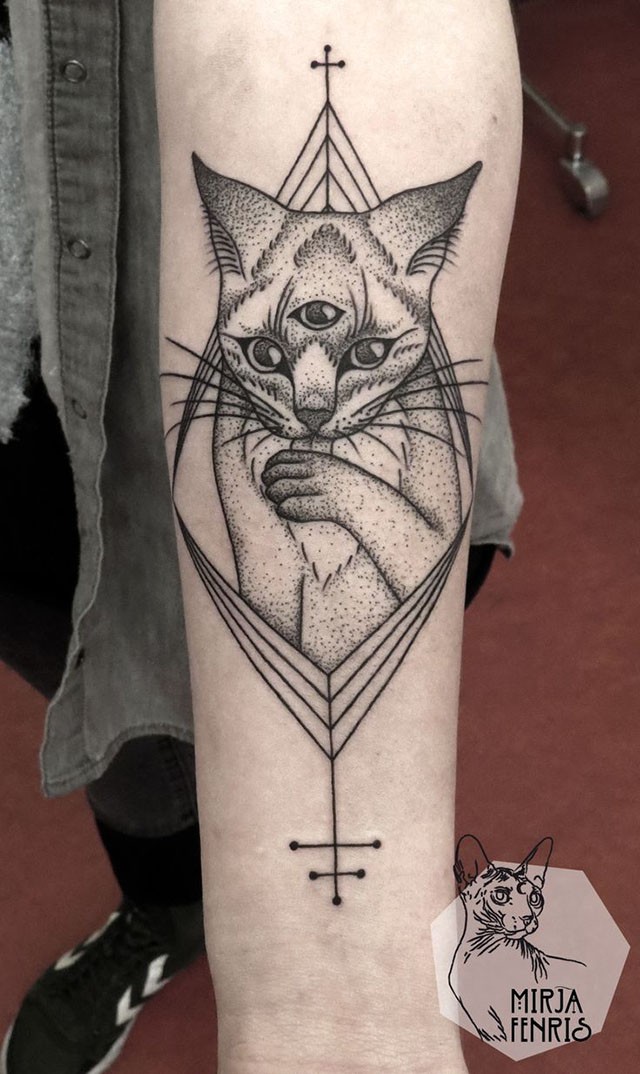 手臂点刺风格黑色神秘的猫与几何纹身图案