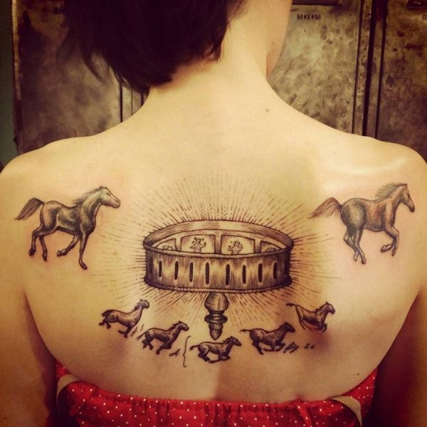 女生背部美丽的马主题纹身图案