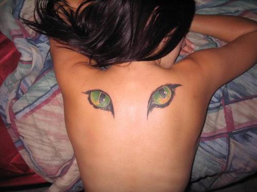背部逼真的彩色猫眼睛纹身图案