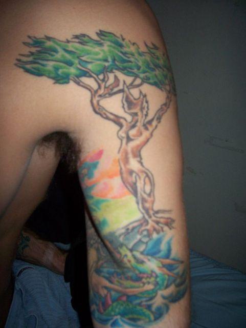 彩色的人形大树个性手臂纹身图案
