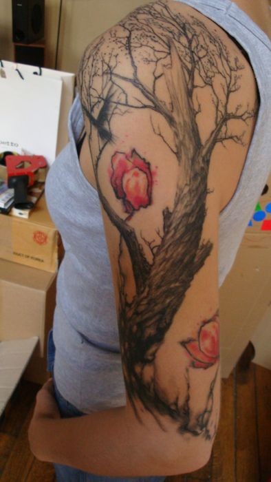 手臂上的红色花朵大树纹身图案