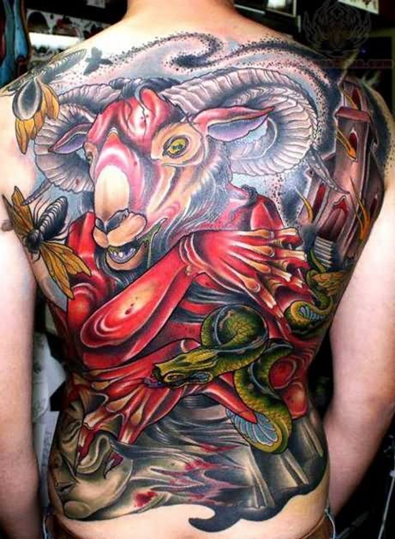 背部令人难以置信的五恶魔山羊和蛇和昆虫纹身图案