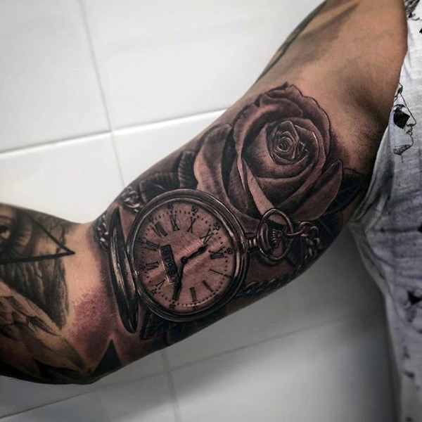 非常逼真的黑白时钟与玫瑰手臂纹身图案