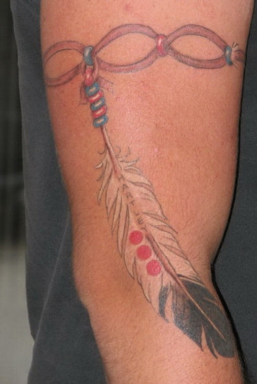 手臂大鹰羽毛和绳子纹身图案
