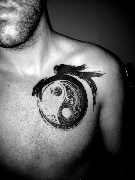 男性胸部壮观的黑白阴阳八卦与鲤鱼纹身图案