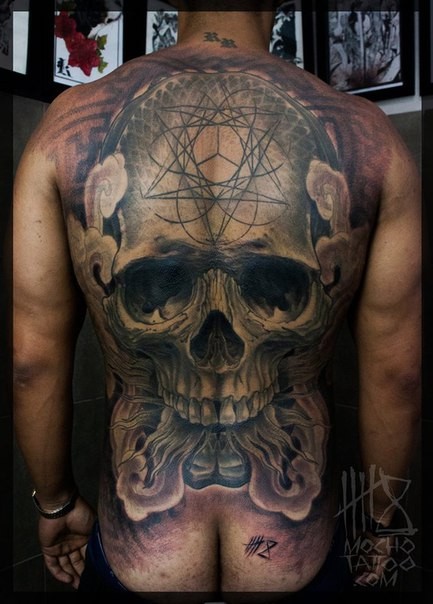 背部神秘期待的骷髅与几何烟雾纹身图案