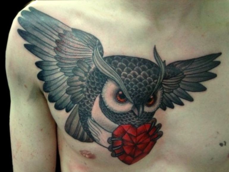 胸部飞翔的猫头鹰与红色心形纹身图案