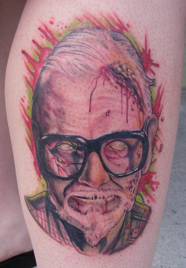 手臂恐怖的彩色僵尸老爷爷肖像纹身图案