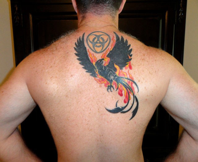背部黑色的凤凰和火焰纹身图案