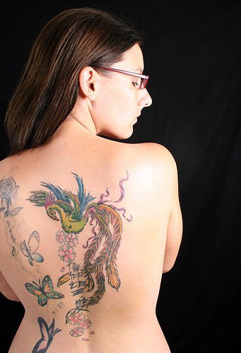 背部彩色魔法凤凰与蝴蝶纹身图案