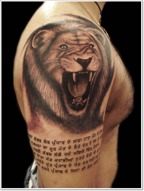大臂狮子头像和字符纹身图案