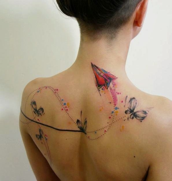 女生背部可爱的彩色纸飞机与蝴蝶纹身图案
