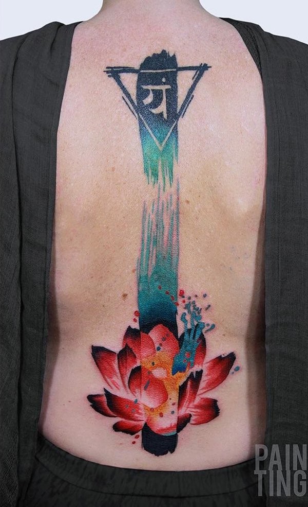 背部亚洲主题彩色莲花和字符纹身图案