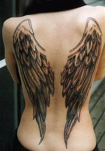 背部彩色大翅膀纹身图案