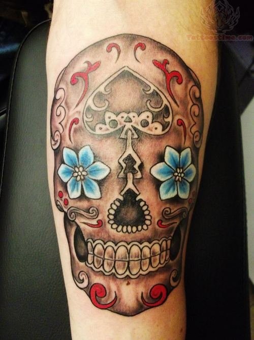彩色的骷髅与蓝色花朵纹身图案