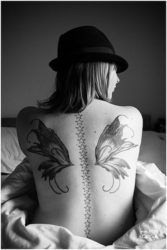 女生背部蝴蝶翅膀和星星纹身图案