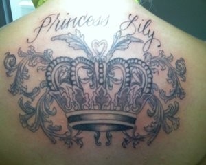 背部皇冠字母花藤纹身图案