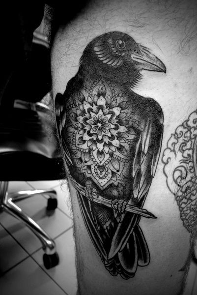 大腿天然黑色的乌鸦与花朵纹身图案