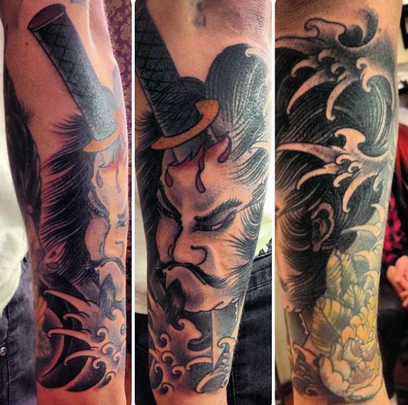 手臂亚洲风格的彩色武士与剑纹身图案